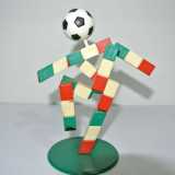 L�attesa per Italia 90 era enorme. Aspettando di conoscere le squadre che avrebbero giocato a Bari, i tifosi raccoglievano gadget quali il �Ciao� (l�omino stilizzato mascotte della manifestazione)...